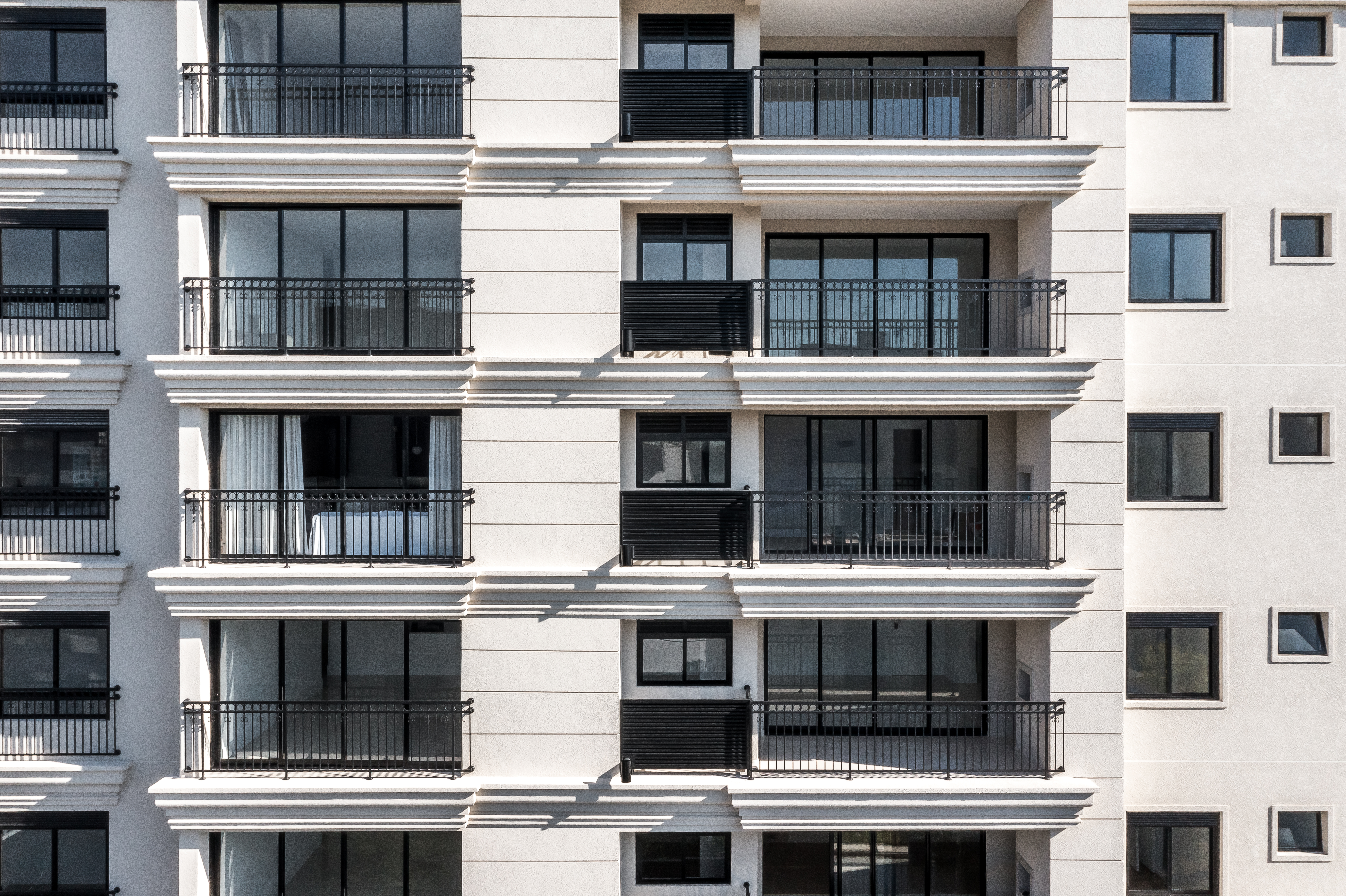 Iluminação em apartamentos: Conheça as vantagens da utilização de janelas de piso ao teto